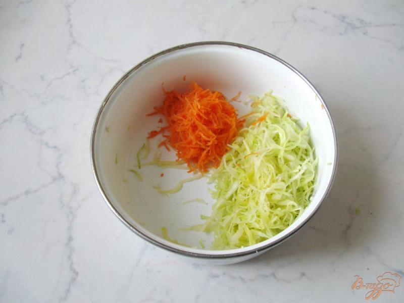 Фото приготовление рецепта: Салат из капусты, яблок и апельсина шаг №2