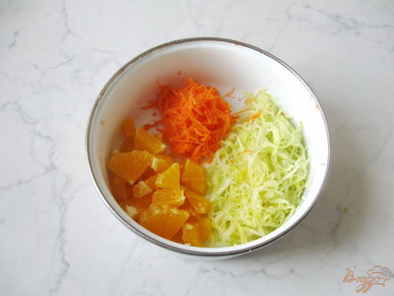 Фото приготовление рецепта: Салат из капусты, яблок и апельсина шаг №3