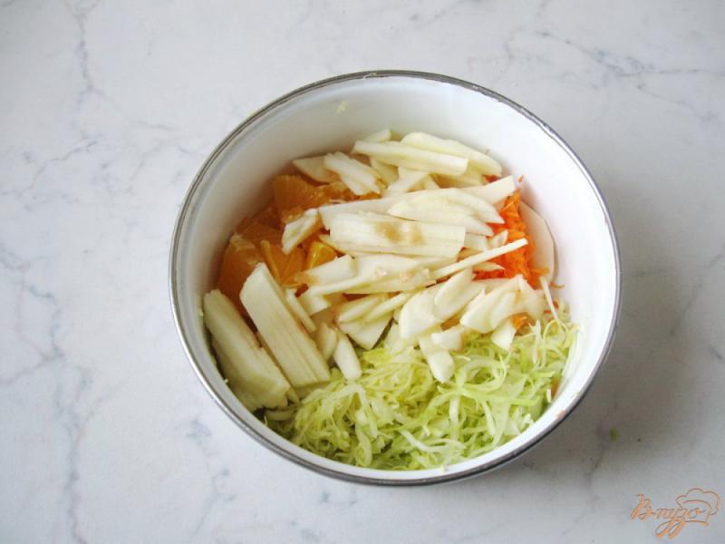 Фото приготовление рецепта: Салат из капусты, яблок и апельсина шаг №4