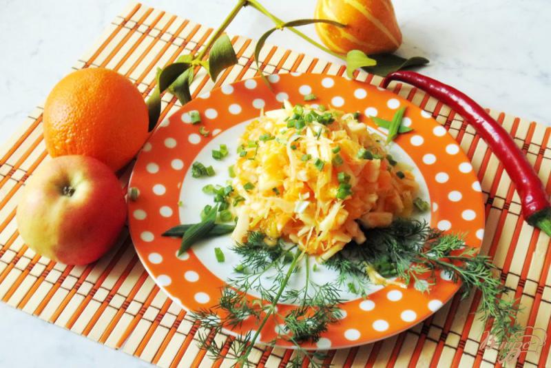 Фото приготовление рецепта: Салат из капусты, яблок и апельсина шаг №6