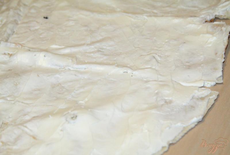 Фото приготовление рецепта: Рулет из лаваша с семгой и сливочным сыром шаг №2