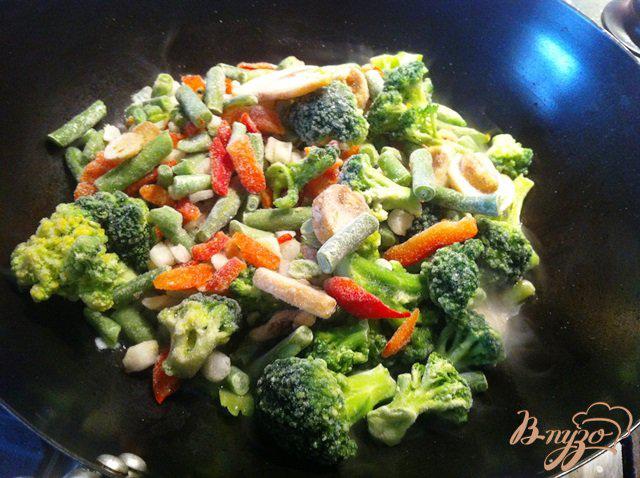 Фото приготовление рецепта: Кальмары с овощами и рисовой лапшой шаг №1