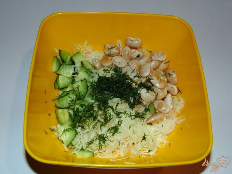 Фото приготовление рецепта: Капустный салат с фасолью и свежим огурцом шаг №4