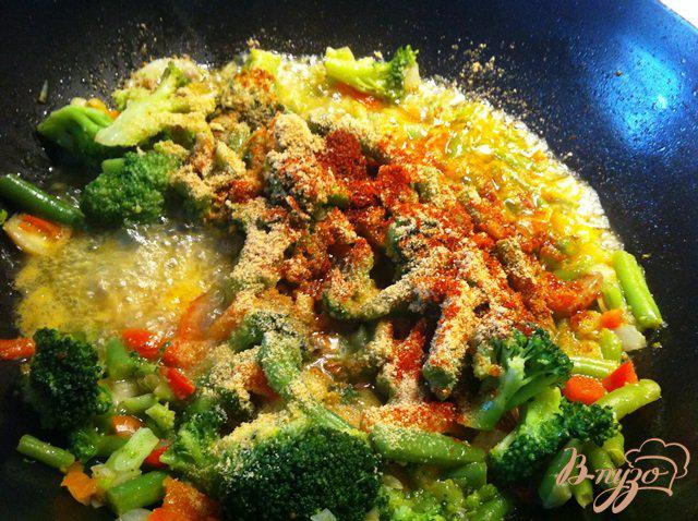 Фото приготовление рецепта: Кальмары с овощами и рисовой лапшой шаг №2