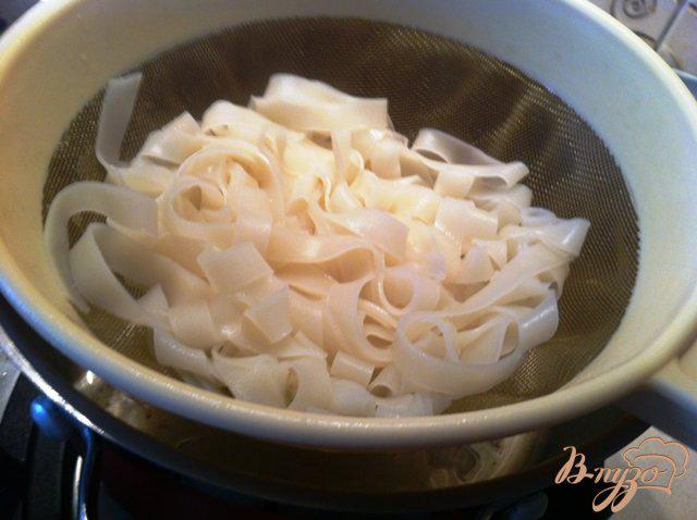 Фото приготовление рецепта: Кальмары с овощами и рисовой лапшой шаг №4