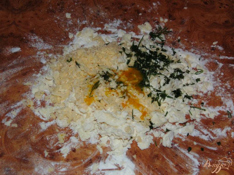 Фото приготовление рецепта: Сырные крекеры с укропом шаг №2