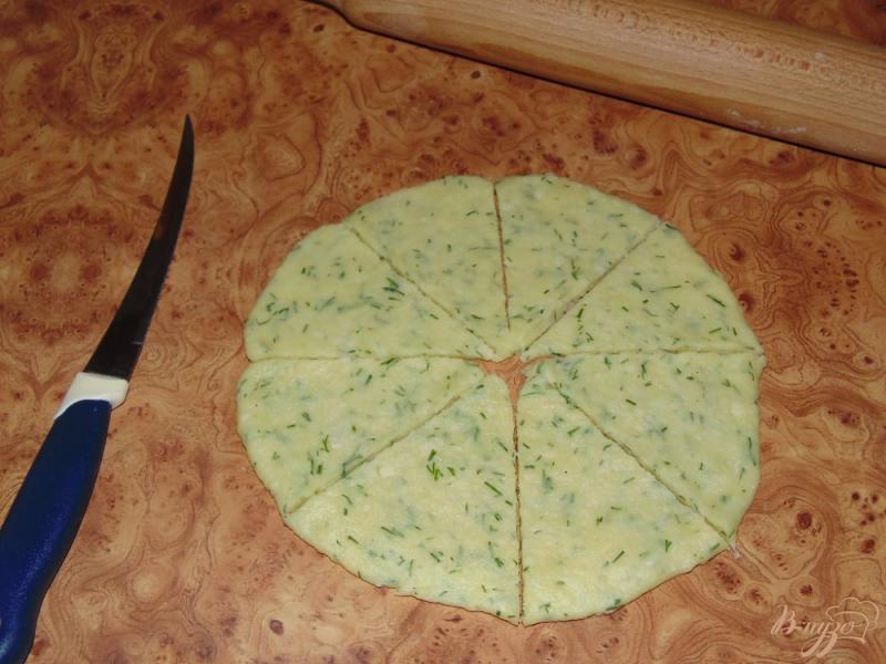 Фото приготовление рецепта: Сырные крекеры с укропом шаг №4