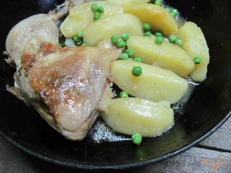 Фото приготовление рецепта: Тушенная курица с картофелем шаг №4