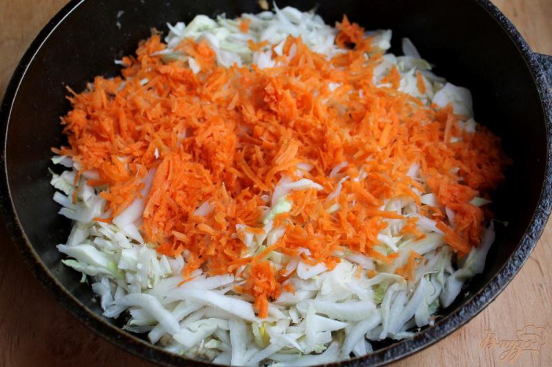 Фото приготовление рецепта: Слоеный пирог с фаршем морковкой и капустой шаг №4