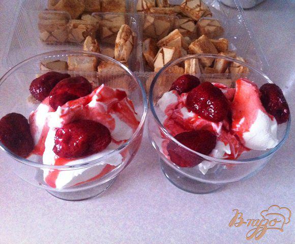 Фото приготовление рецепта: Десерт с творожным кремом, клубникой и слоеным печеньем шаг №2
