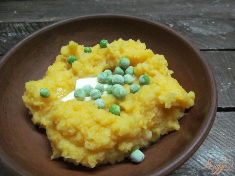 Фото приготовление рецепта: Картофельное пюре с тыквой и зеленым горошком шаг №3