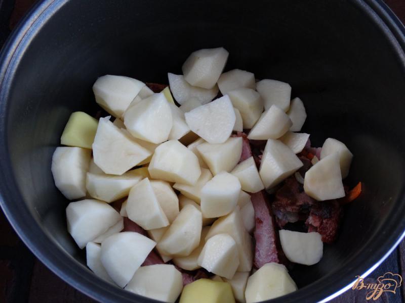 Фото приготовление рецепта: Картофель с копченностями шаг №3