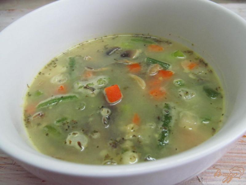 Фото приготовление рецепта: Суп на курином бульоне с овощами и грибами шаг №9