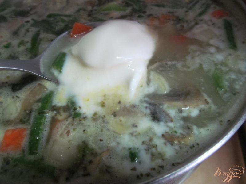 Фото приготовление рецепта: Суп на курином бульоне с овощами и грибами шаг №8