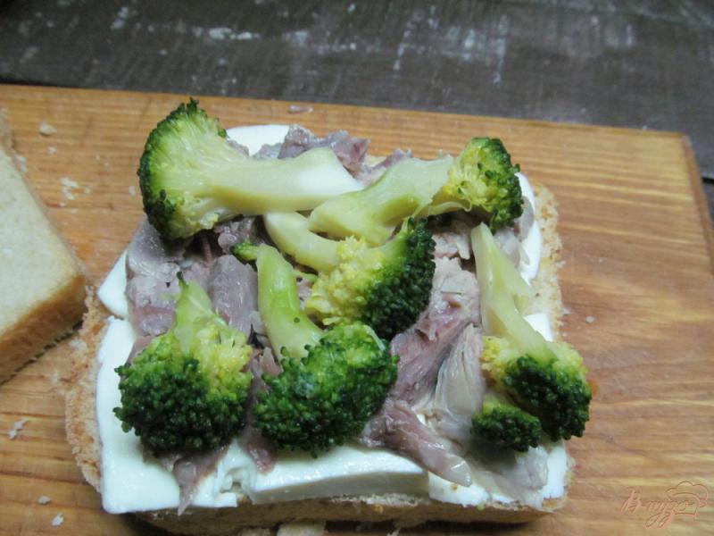 Фото приготовление рецепта: Бутерброд с мясом и брокколи шаг №4
