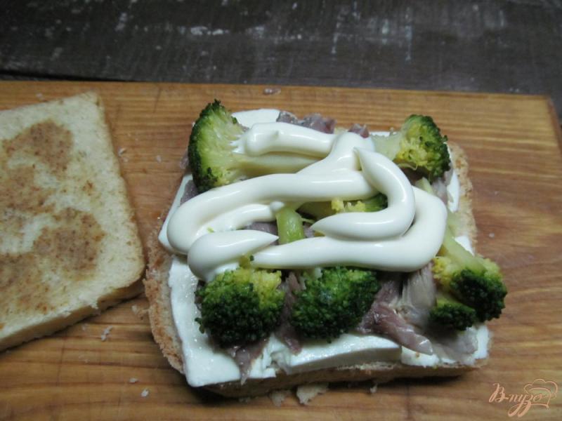 Фото приготовление рецепта: Бутерброд с мясом и брокколи шаг №5