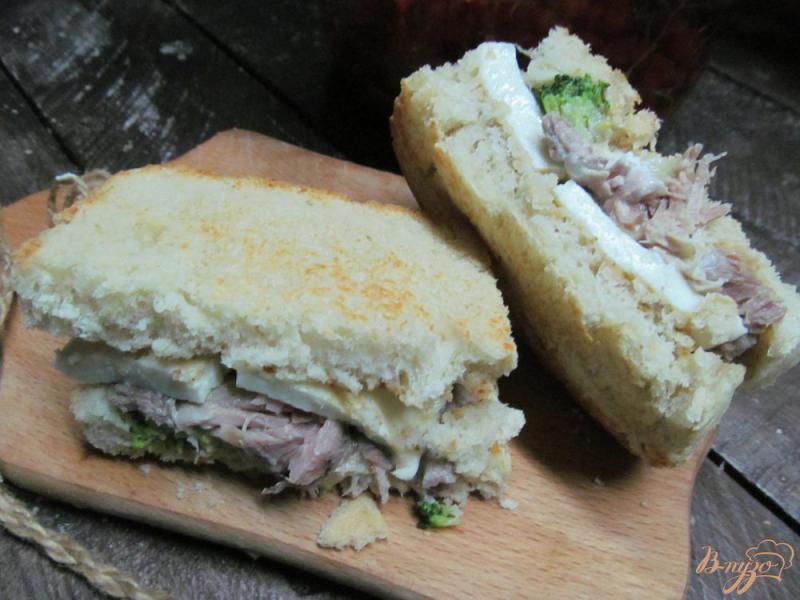 Фото приготовление рецепта: Бутерброд с мясом и брокколи шаг №7