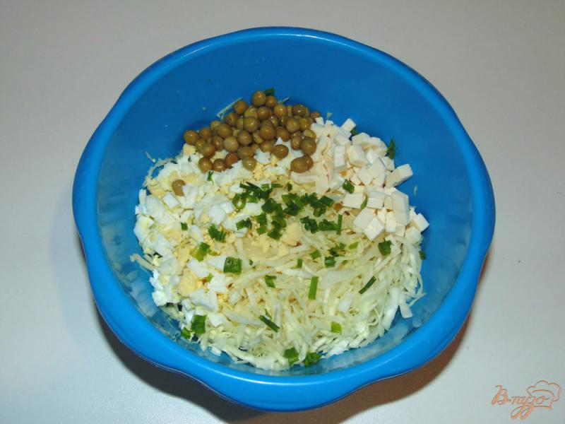 Фото приготовление рецепта: Капустный салат с плавленым сыром и яйцом шаг №4