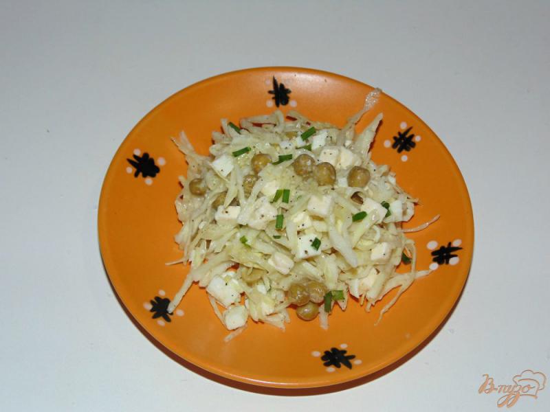 Фото приготовление рецепта: Капустный салат с плавленым сыром и яйцом шаг №5
