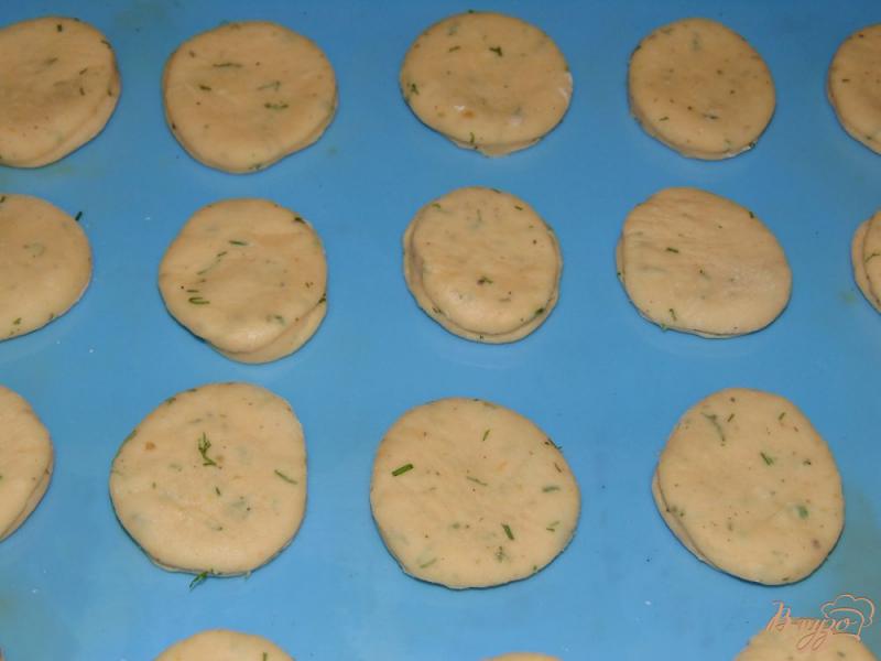 Фото приготовление рецепта: Соленое томатное печенье с укропом и прованскими травами шаг №5