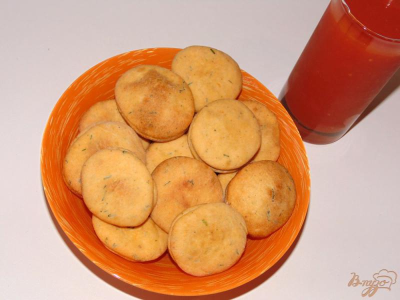 Фото приготовление рецепта: Соленое томатное печенье с укропом и прованскими травами шаг №6