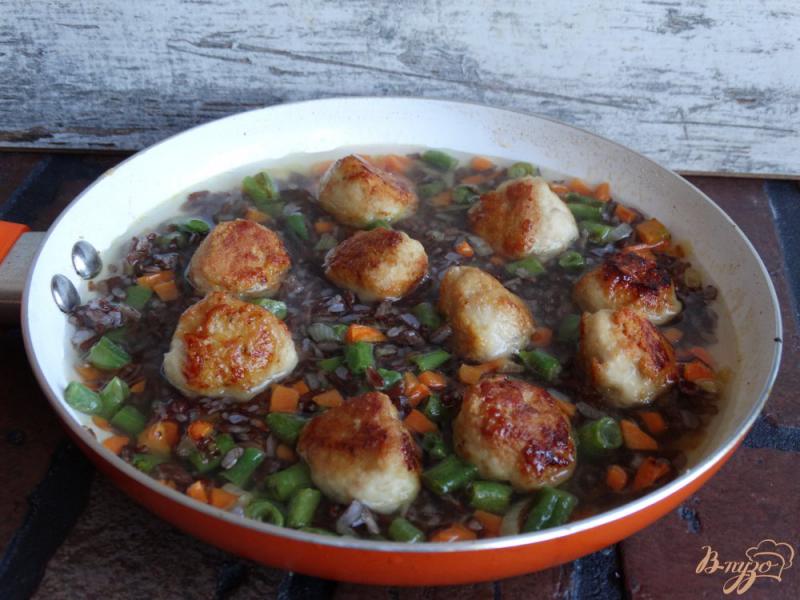 Фото приготовление рецепта: Куриные фрикадельки с овощами и бурым рисом шаг №8