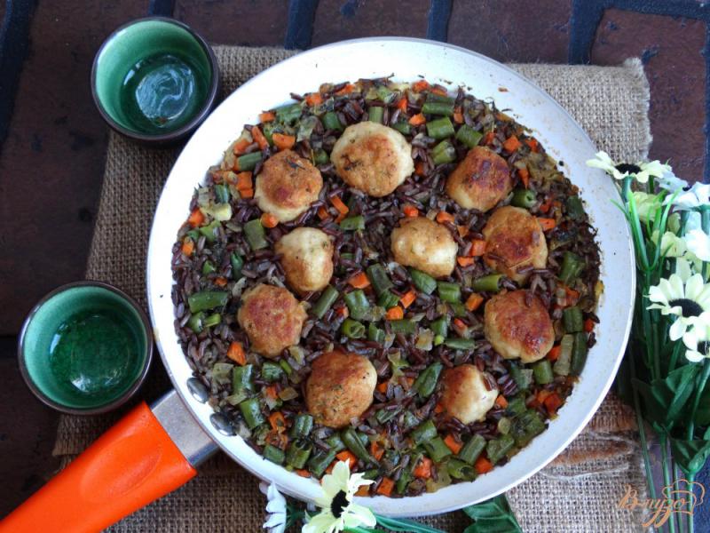 Фото приготовление рецепта: Куриные фрикадельки с овощами и бурым рисом шаг №9