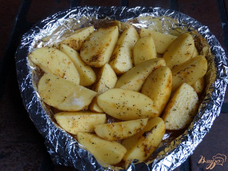 Фото приготовление рецепта: Молодой картофель с салом в духовке шаг №3