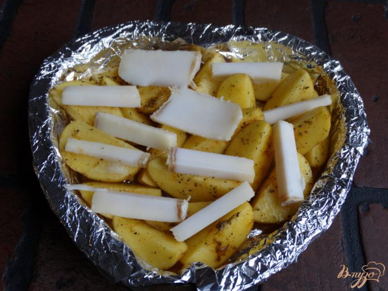Фото приготовление рецепта: Молодой картофель с салом в духовке шаг №4