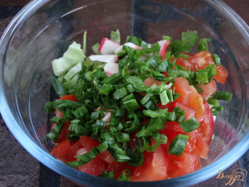 Фото приготовление рецепта: Салат с молодой капустой и крабовыми палочками шаг №4