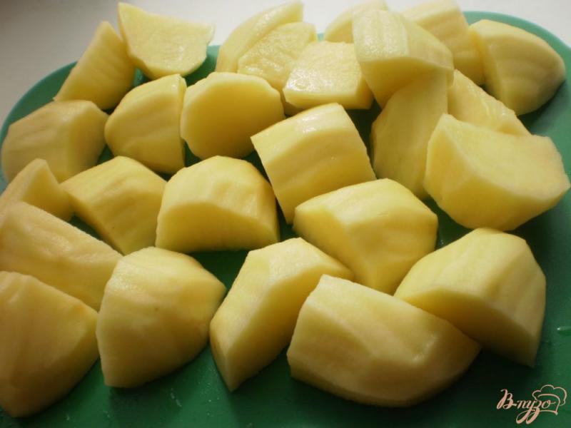 Фото приготовление рецепта: Картофель запеченный с паприкой и пряными травами шаг №2
