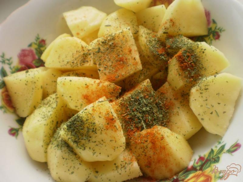 Фото приготовление рецепта: Картофель запеченный с паприкой и пряными травами шаг №3