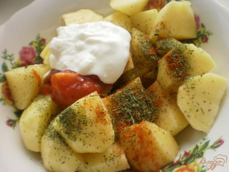 Фото приготовление рецепта: Картофель запеченный с паприкой и пряными травами шаг №4