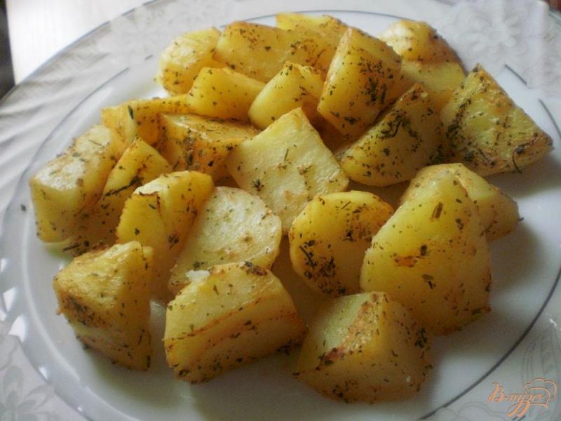 Фото приготовление рецепта: Картофель запеченный с паприкой и пряными травами шаг №6
