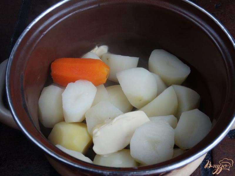 Фото приготовление рецепта: Теплый салат с картофелем и куриными сердечками шаг №2