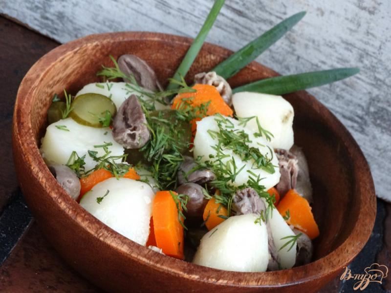 Фото приготовление рецепта: Теплый салат с картофелем и куриными сердечками шаг №7