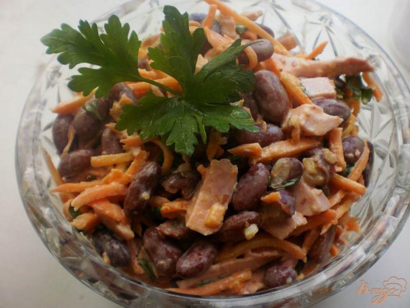Фото приготовление рецепта: Салат с морковью, фасолью и ветчиной шаг №6