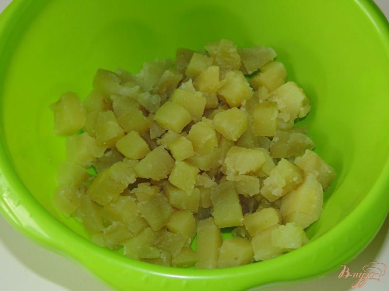 Фото приготовление рецепта: Сытный салат с куриными сердечками и фасолью шаг №2