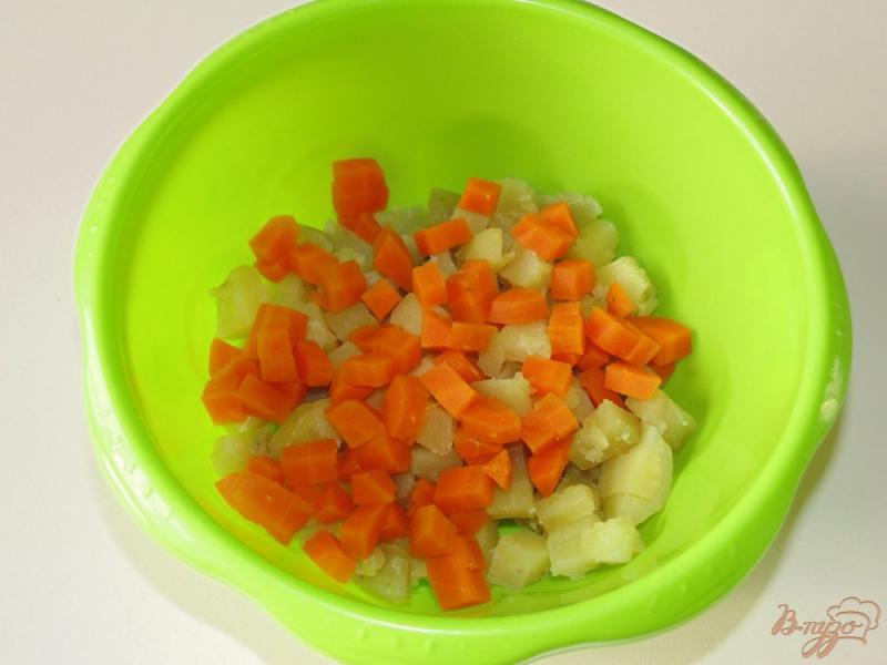 Фото приготовление рецепта: Сытный салат с куриными сердечками и фасолью шаг №3