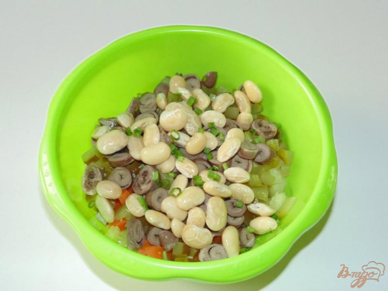 Фото приготовление рецепта: Сытный салат с куриными сердечками и фасолью шаг №6