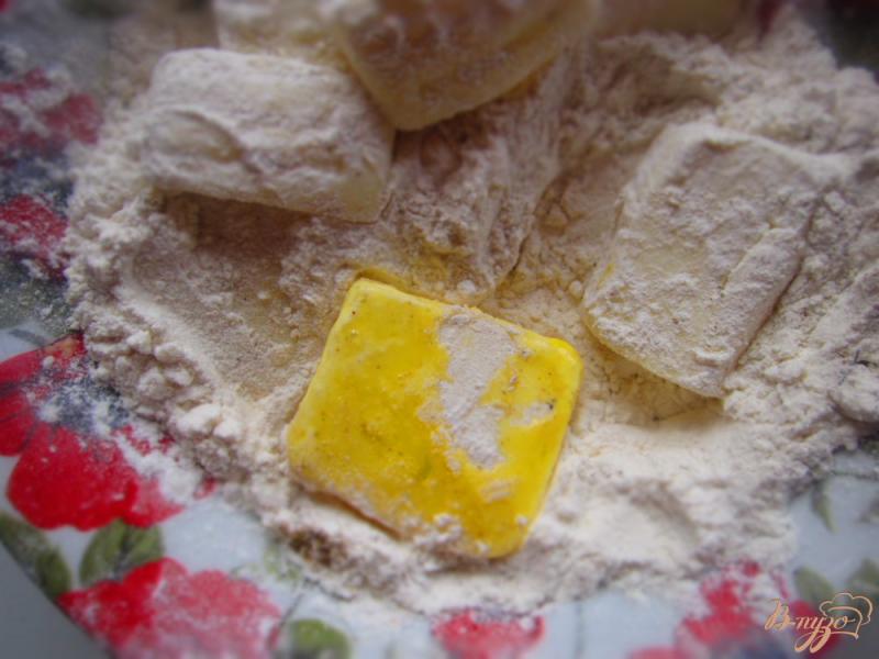 Фото приготовление рецепта: Жареный сыр с чесночно-лимонным соусом шаг №5