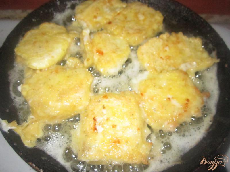 Фото приготовление рецепта: Жареный сыр с чесночно-лимонным соусом шаг №6