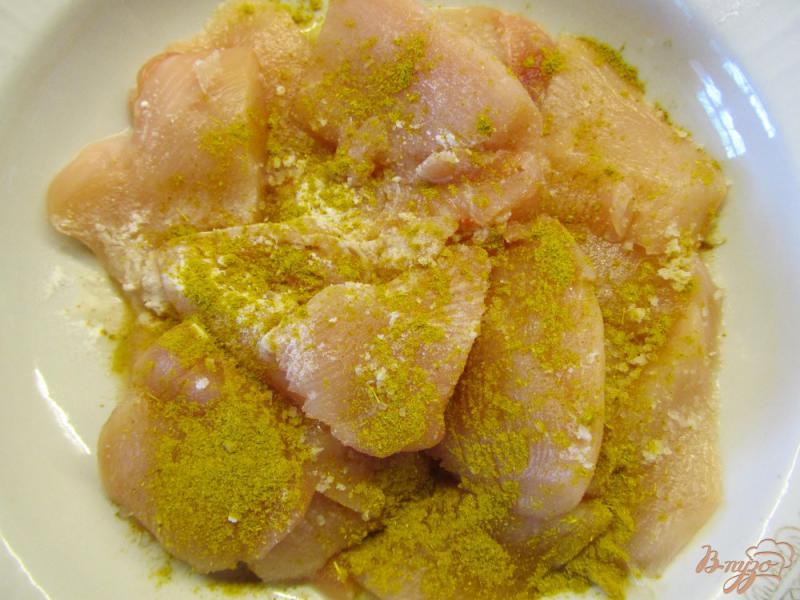 Фото приготовление рецепта: Куриное филе с хрустящей корочкой шаг №2