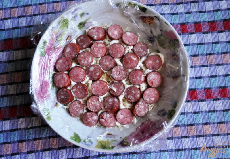 Фото приготовление рецепта: Салат с охотничьими  колбасками и яблоком шаг №2