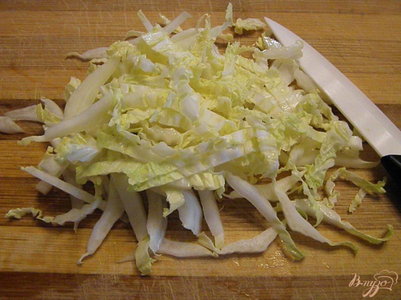 Фото приготовление рецепта: Куриный салат с капустой и солеными огурчиками шаг №3