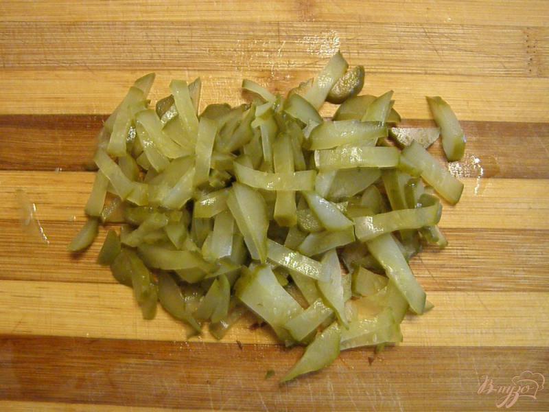 Фото приготовление рецепта: Куриный салат с капустой и солеными огурчиками шаг №4