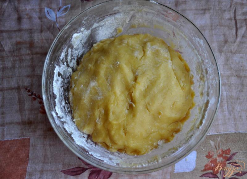 Фото приготовление рецепта: Песочный пирог с абрикосовым вареньем шаг №4