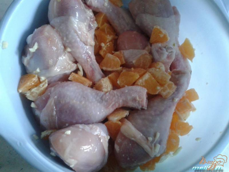 Фото приготовление рецепта: Куриные голени с мандаринами шаг №2