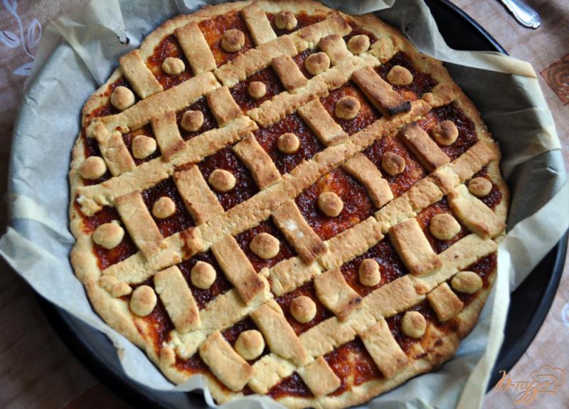 Фото приготовление рецепта: Песочный пирог с абрикосовым вареньем шаг №7