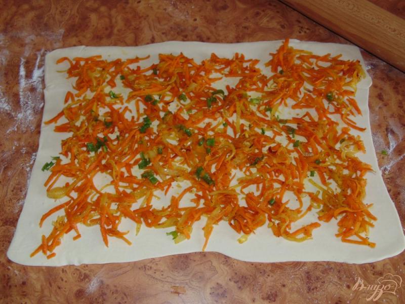 Фото приготовление рецепта: Слоеные булочки с луком и морковью шаг №3